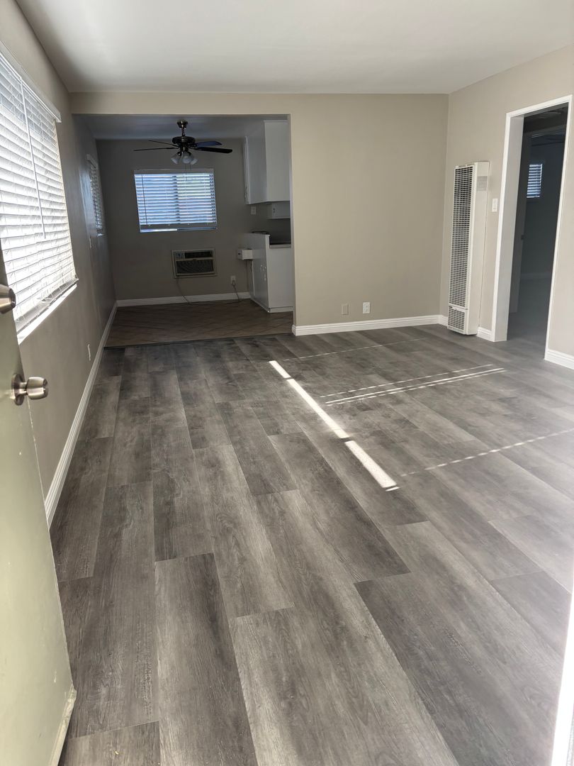 Downey Apartment: 10247 La Reina Ave
