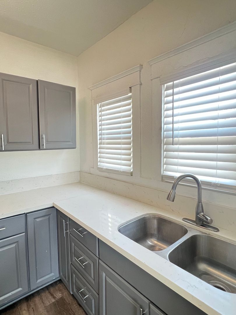 Long Beach Apartment: 920 N Washington Pl
