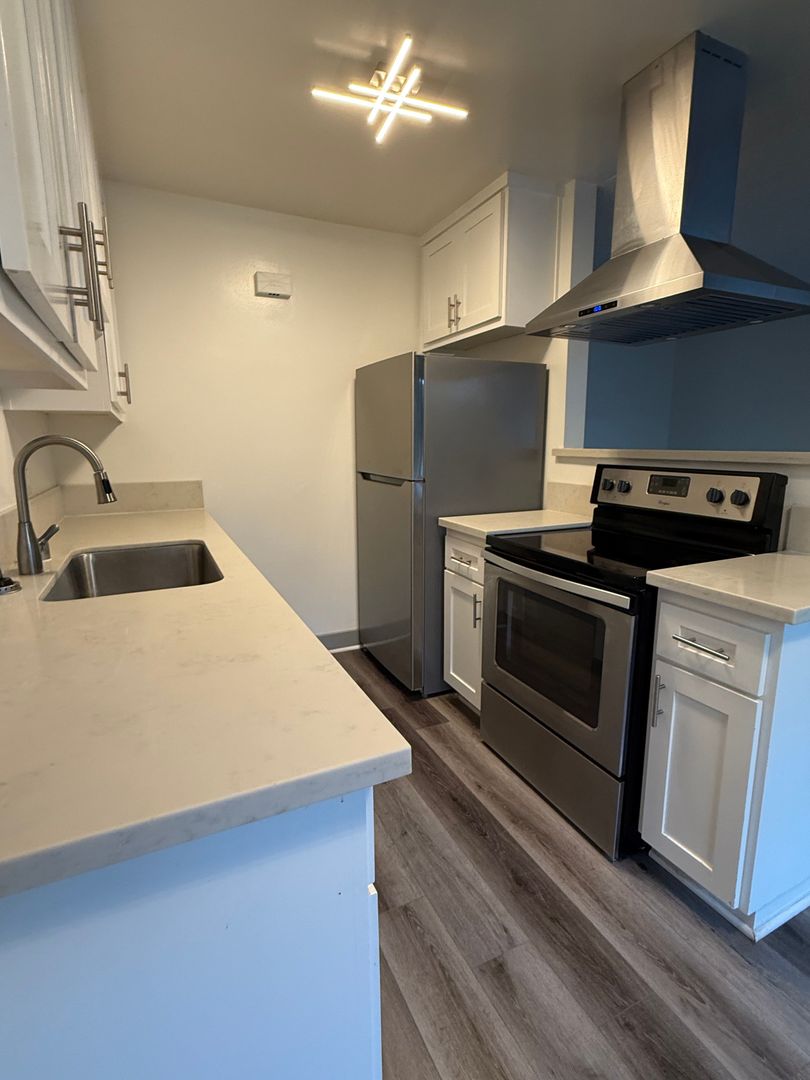 Long Beach Apartment: 766 Loma Ave