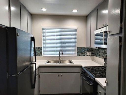 Newly remodeled Downstairs 1bd includes 1 car garage Only – photo 1