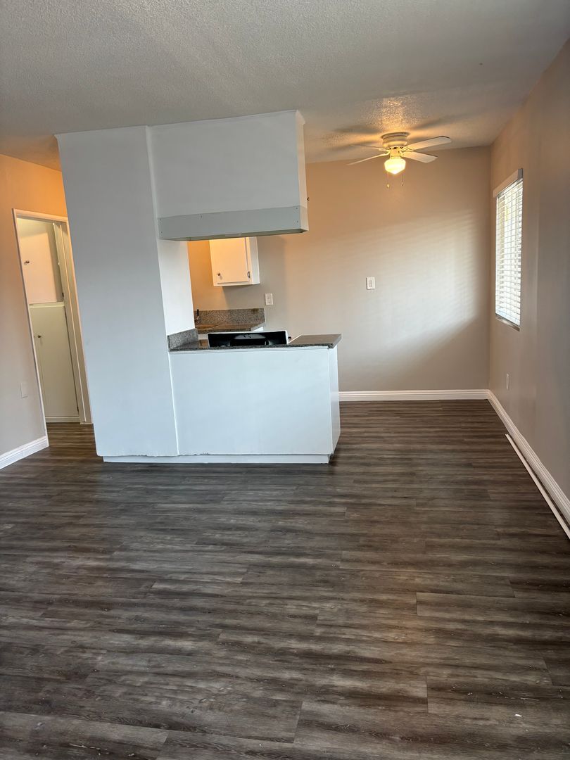 Bellflower Apartment: 9545 Flower St