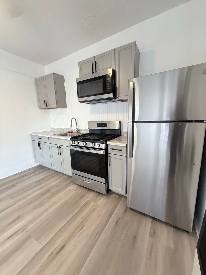 Long Beach Apartment: 721 E 7th Street