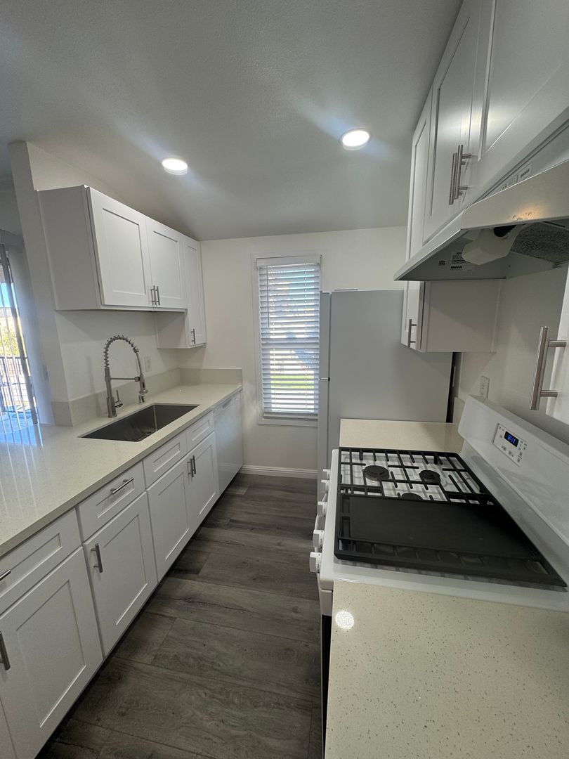 Huntington Beach Apartment: 16861 Green Ln