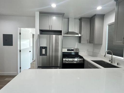 Beautiful Downstairs Corner Unit, In Unit Laundry – photo 1