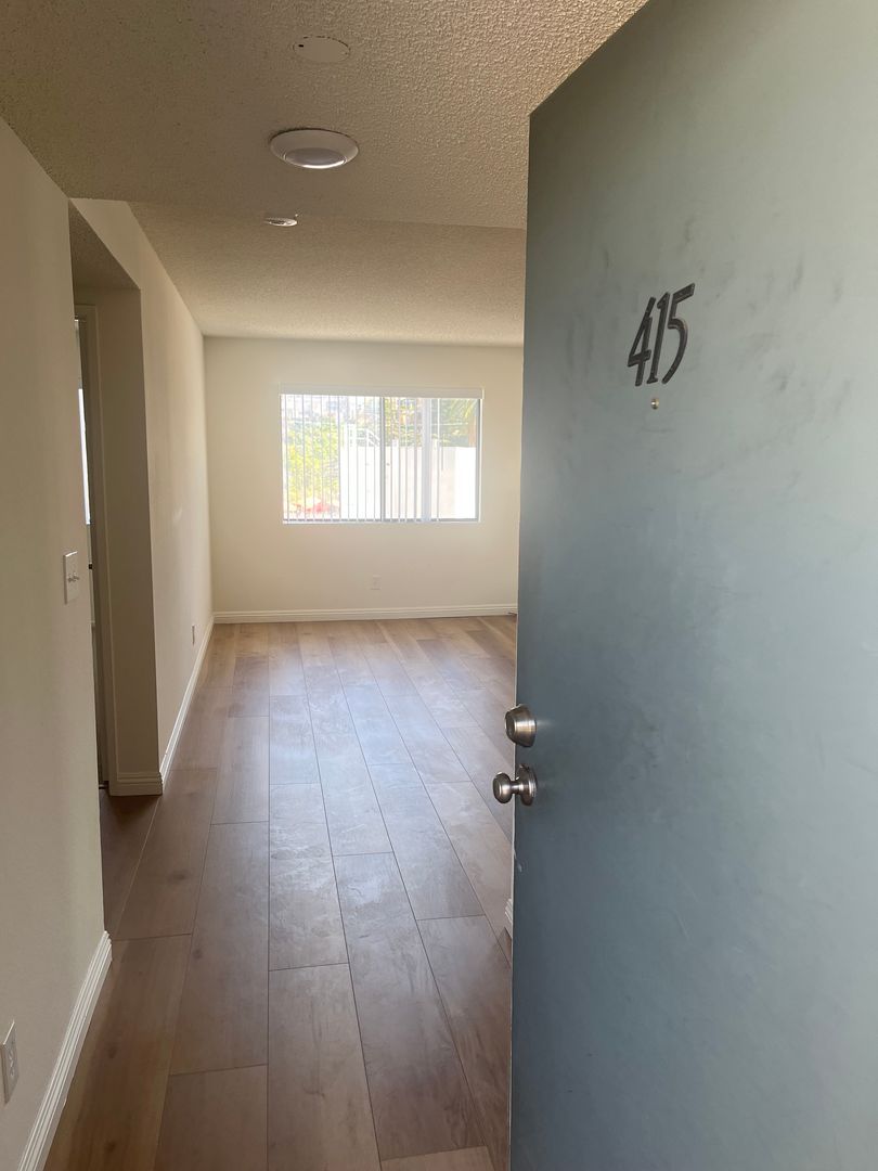 Los Angeles Apartment: 4225 Del Mar Ave