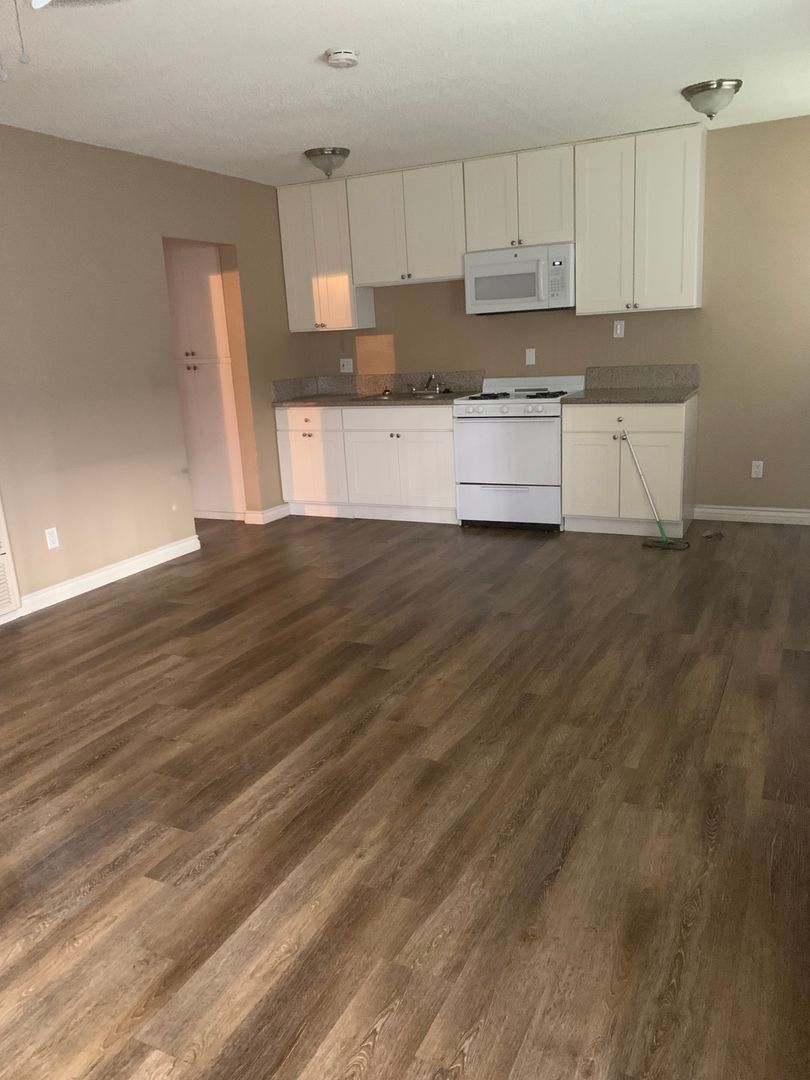 Bellflower Apartment: 9545 Flower St