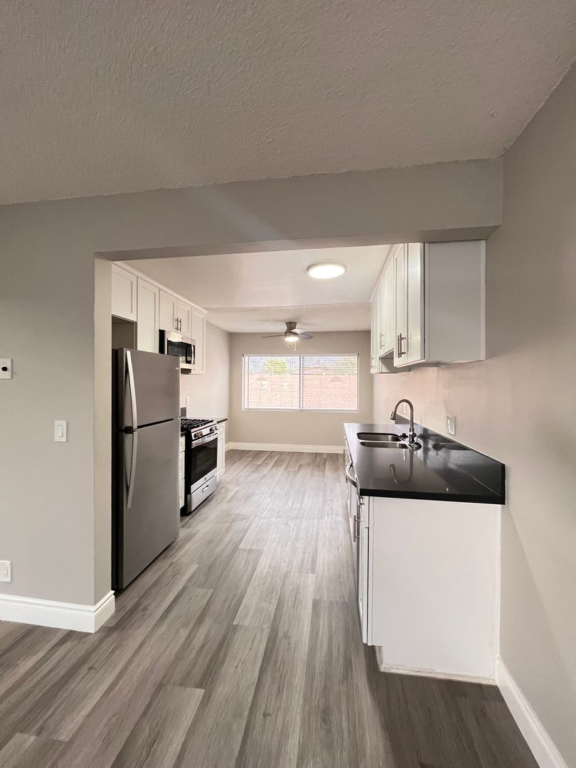 Azusa Apartment: 1311 N Azusa Ave