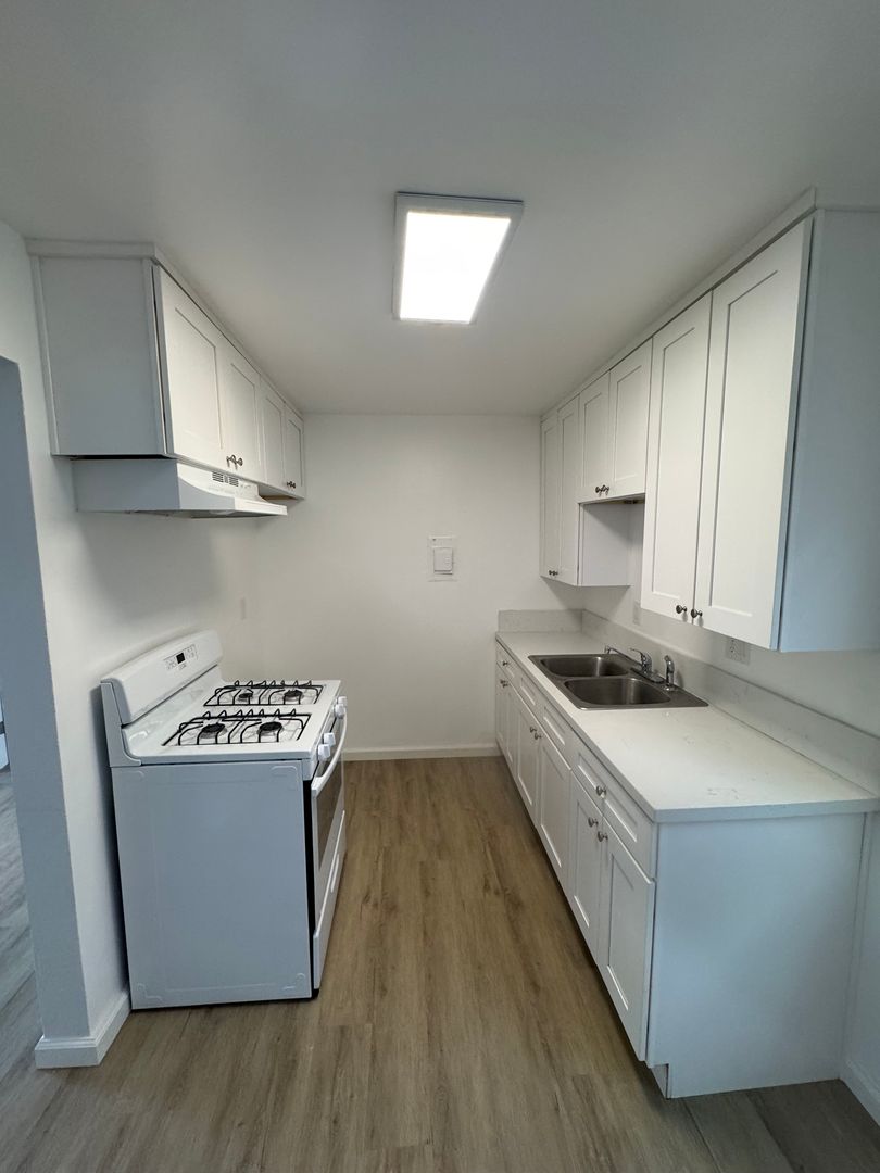Santa Ana Apartment: 121 N McClay St