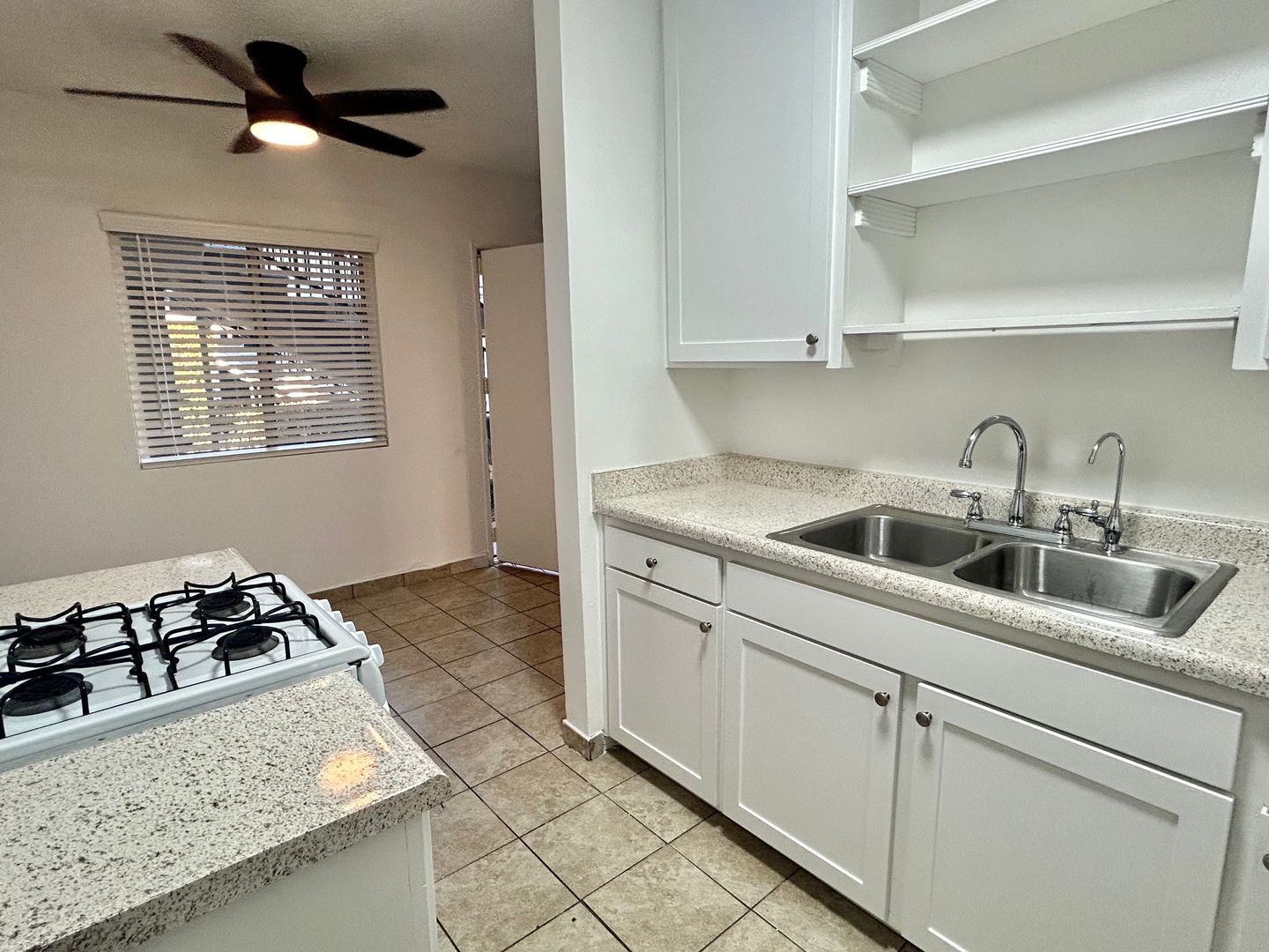 Downey Apartment: 10606 Lakewood Blvd
