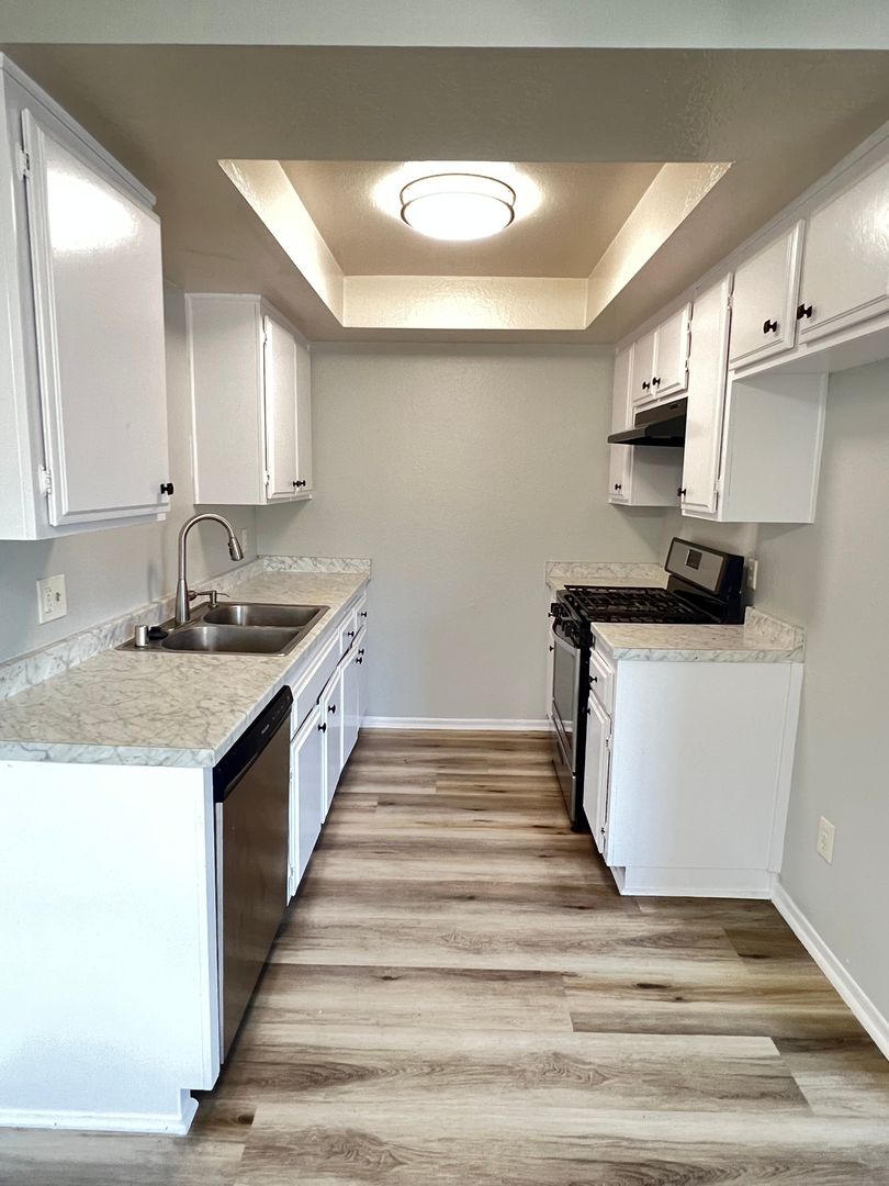 Hawthorne Apartment: 13707 Yukon Ave