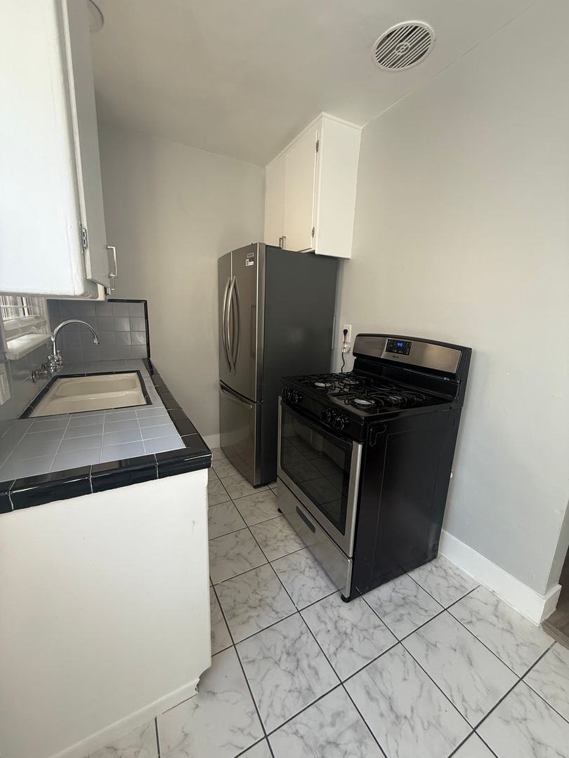 Long Beach Apartment: 924-934 Termino Ave