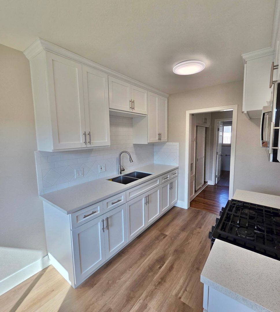 Paramount Apartment: 15921-59 Downey Ave