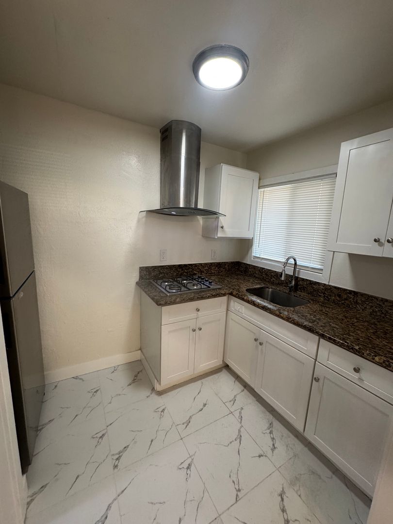 Santa Ana Apartment: 819 S Cypress Ave