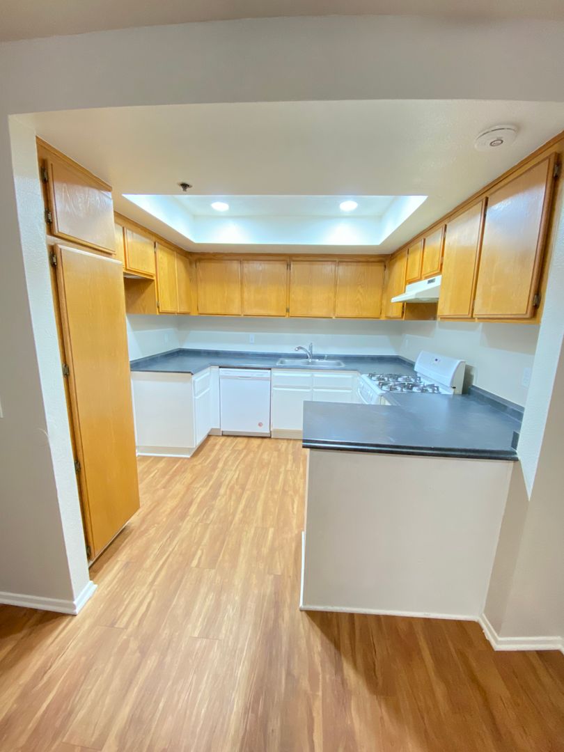 Riverside Apartment: 4115-4119 Van Buren Blvd