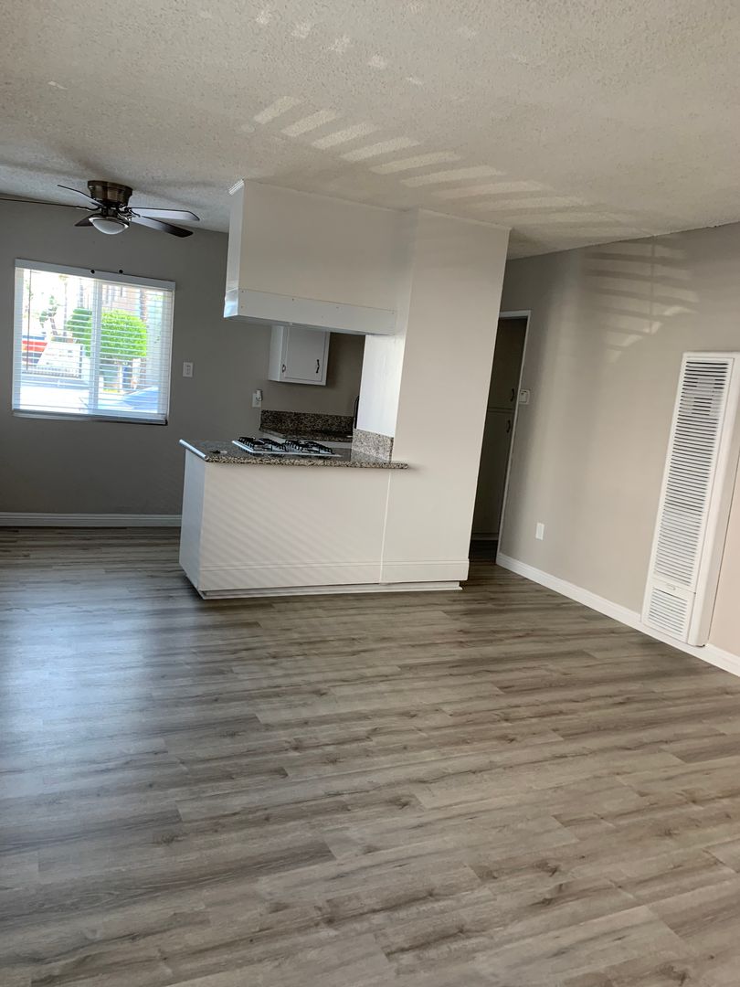 Bellflower Apartment: 9545 Flower St