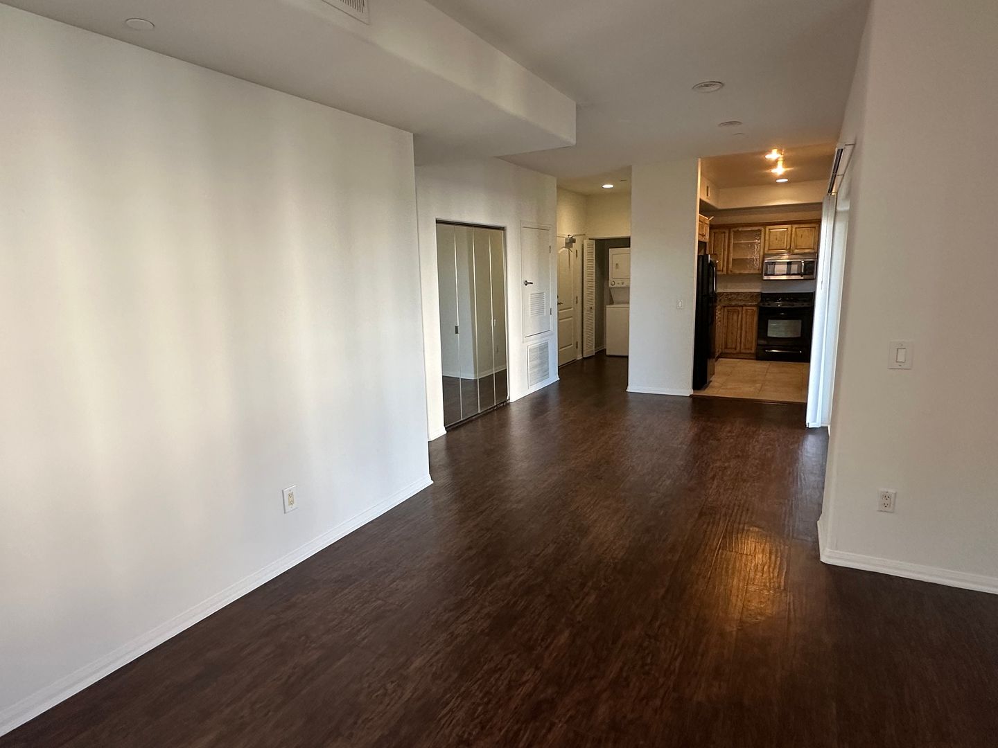 Los Angeles Apartment: 689 S Berendo St