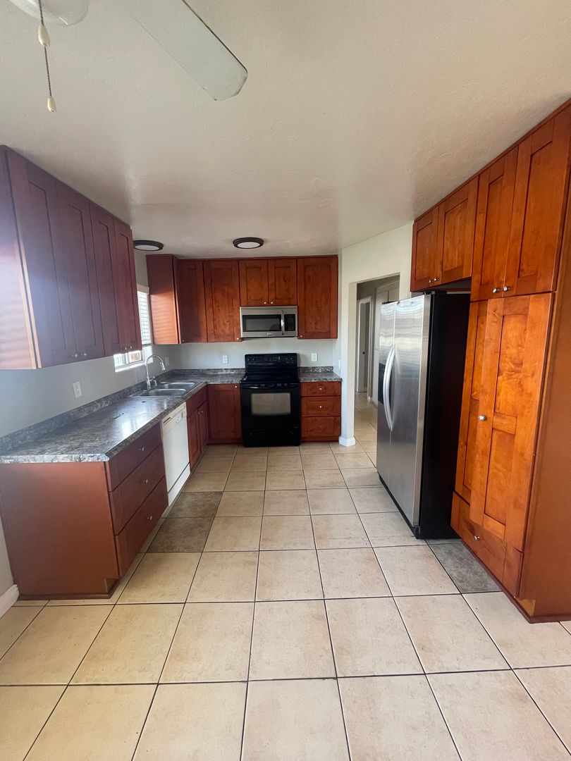 Escondido Apartment: 850 E. Washington Ave