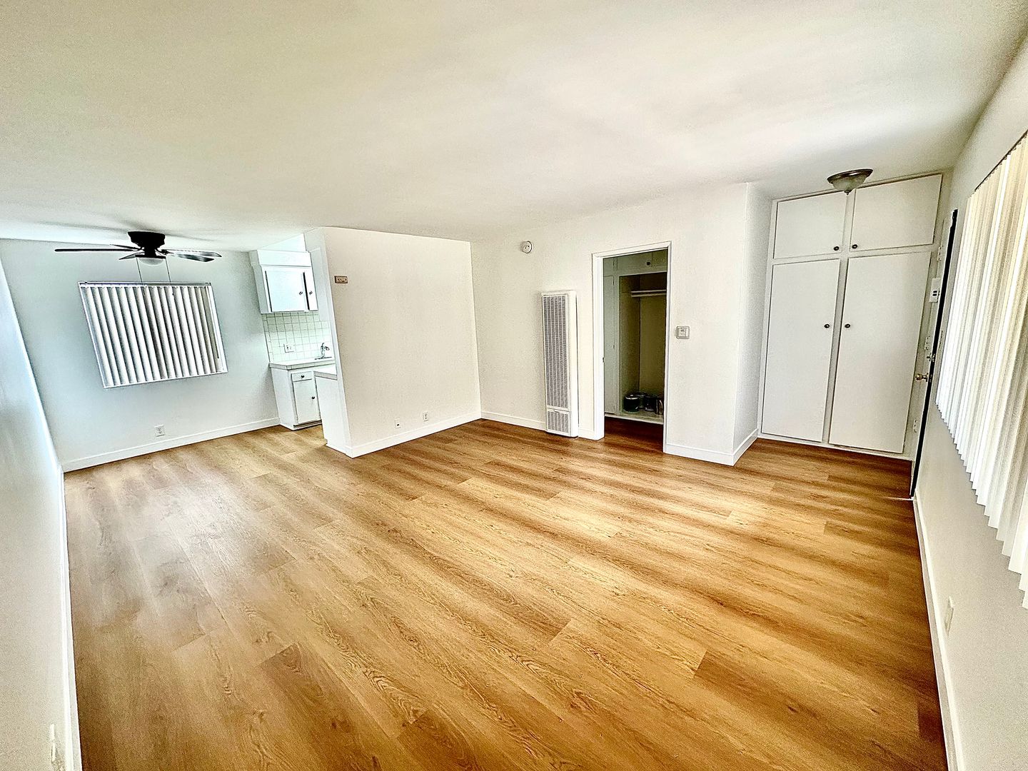 Hawthorne Apartment: 4015 W 132nd St