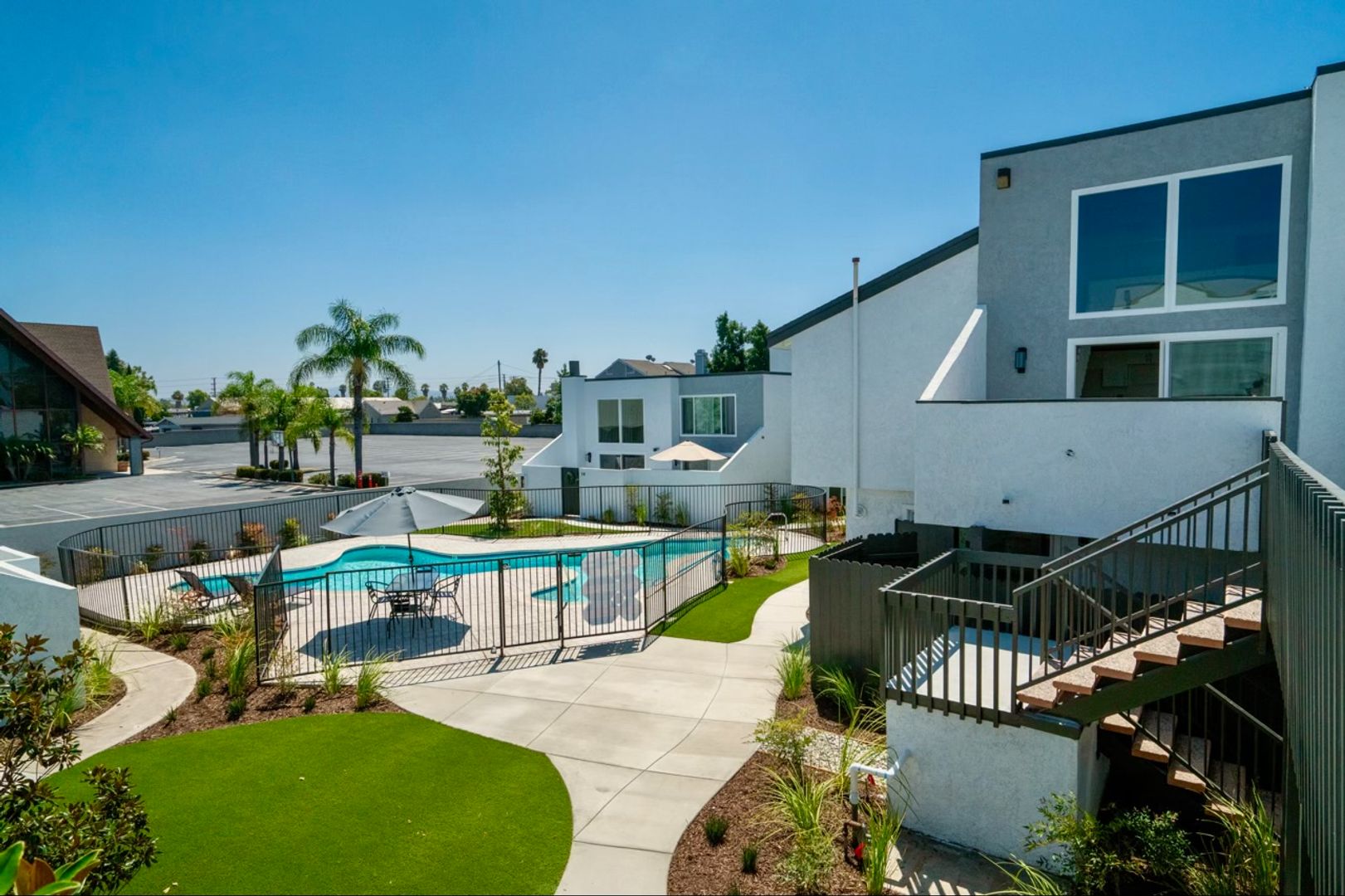 Costa Mesa Apartment: 283 Avocado St