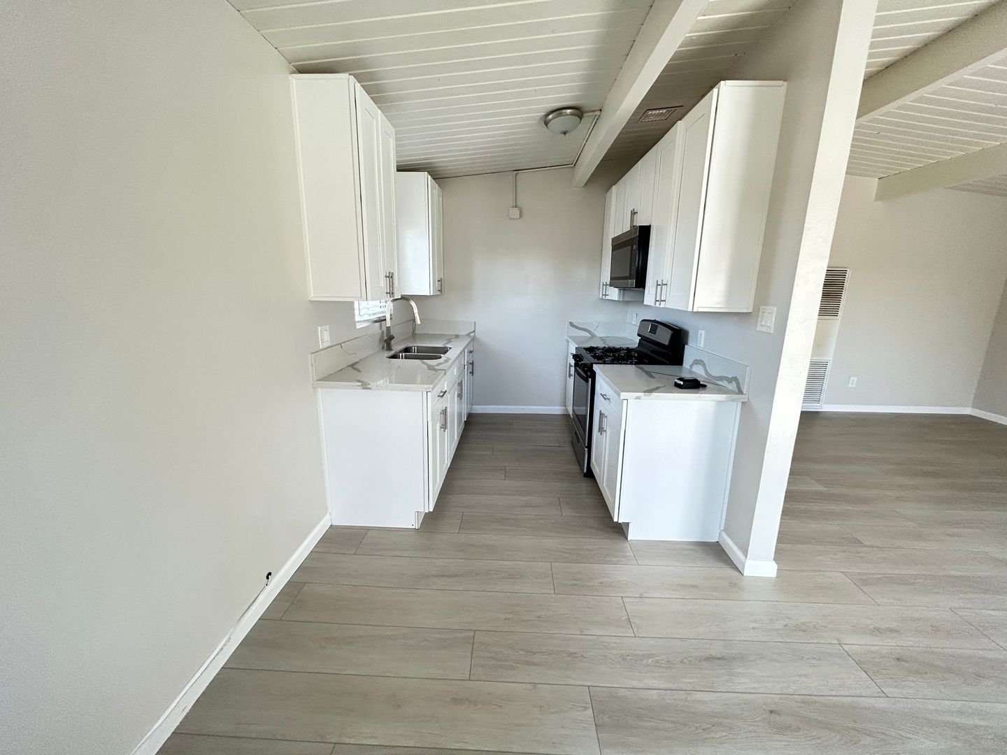 Costa Mesa Apartment: 311 W Wilson St