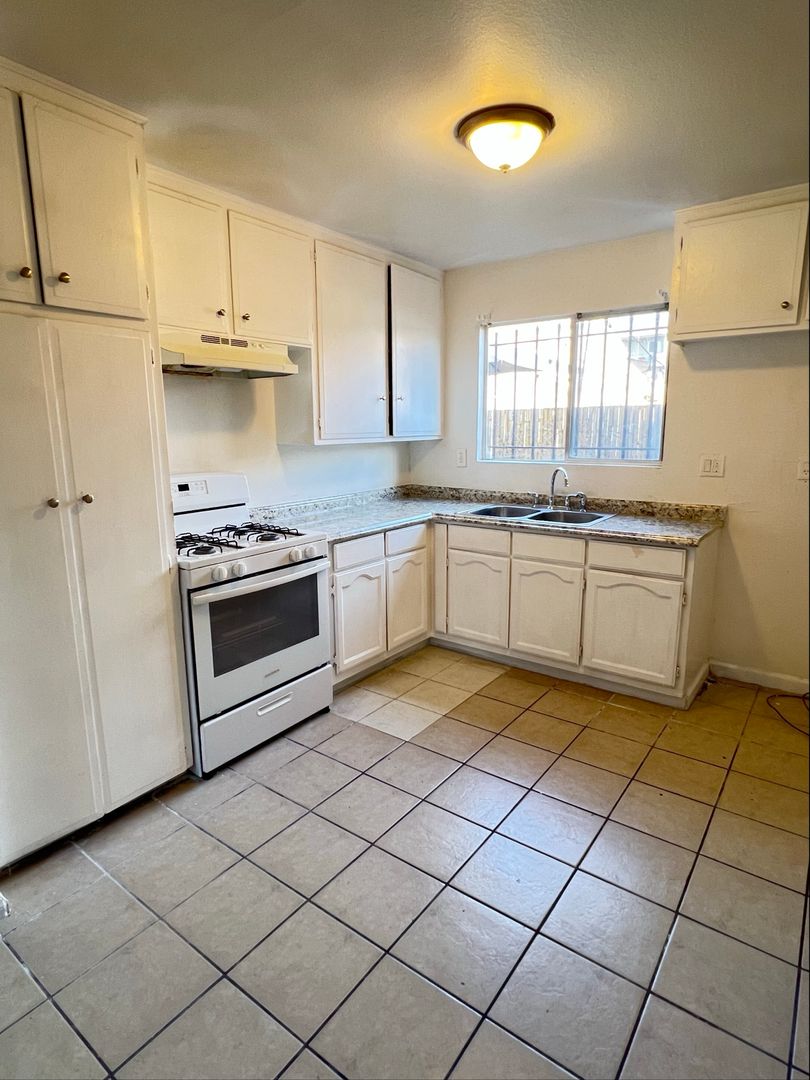 Long Beach Apartment: 2430 Linden Ave.