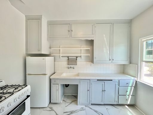 Spacious Bankers Hill Studio in Gated Complex with Onsite Laundry! – photo 1