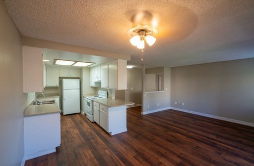 Bright and spacious 2 BR Apartment- Great location – photo 1