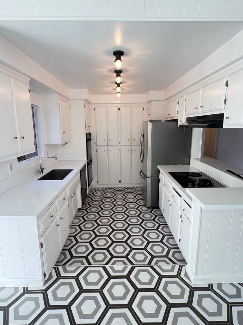 Long Beach Apartment: 370 Obispo Ave