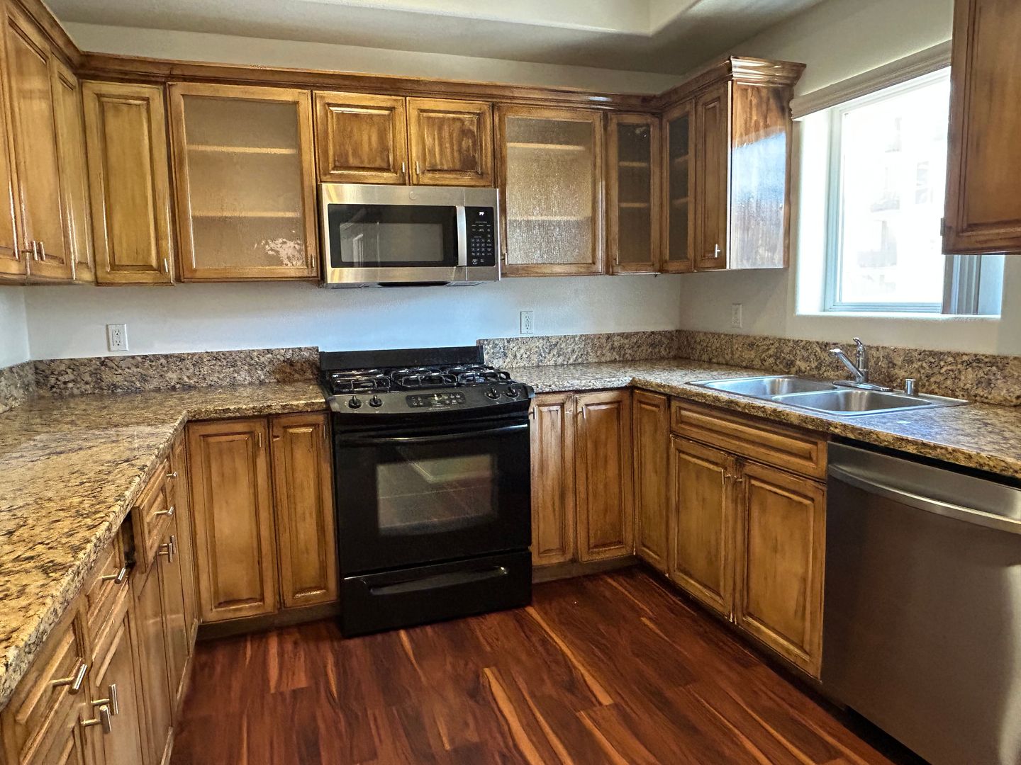 Los Angeles Apartment: 689 S Berendo St