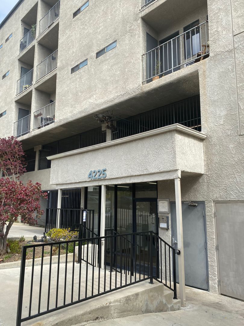 Los Angeles Apartment: 4225 Del Mar Ave