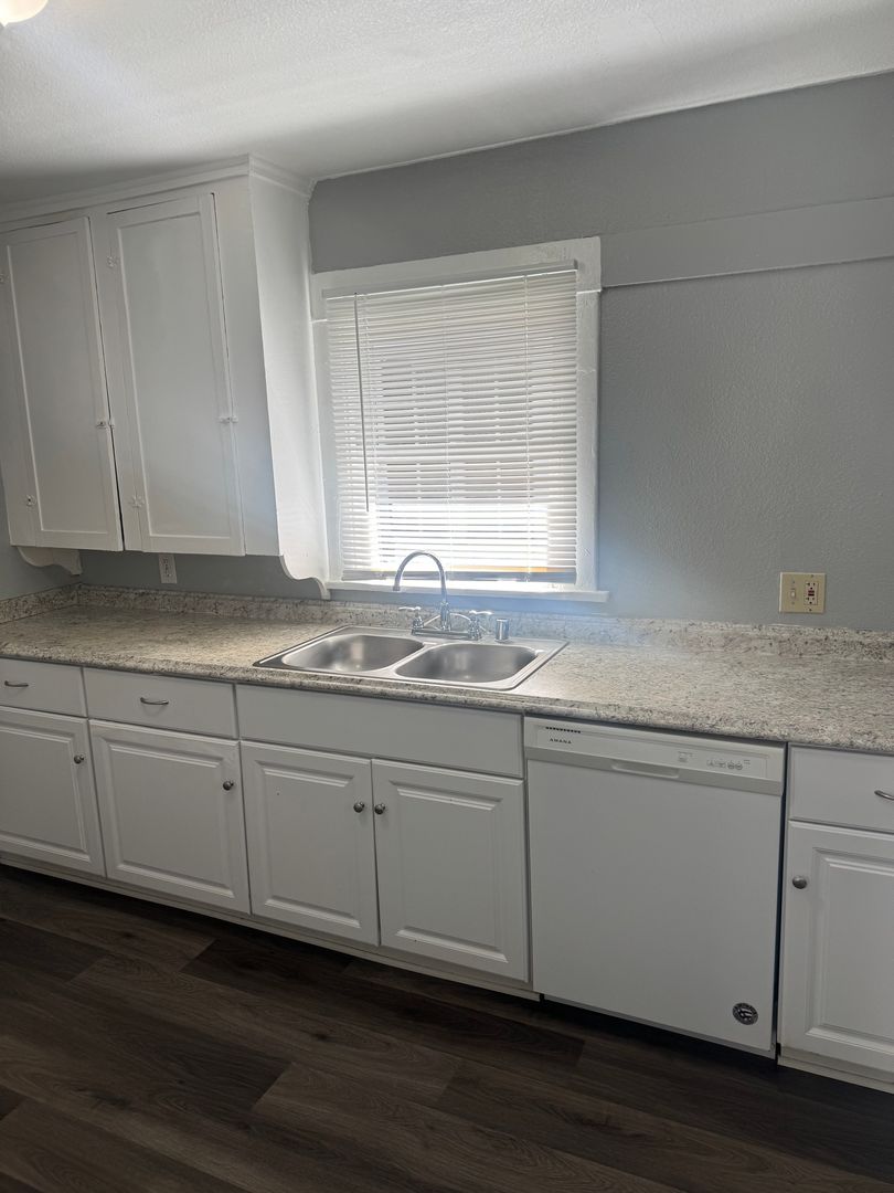 Fullerton Apartment: 142 W Valencia Dr