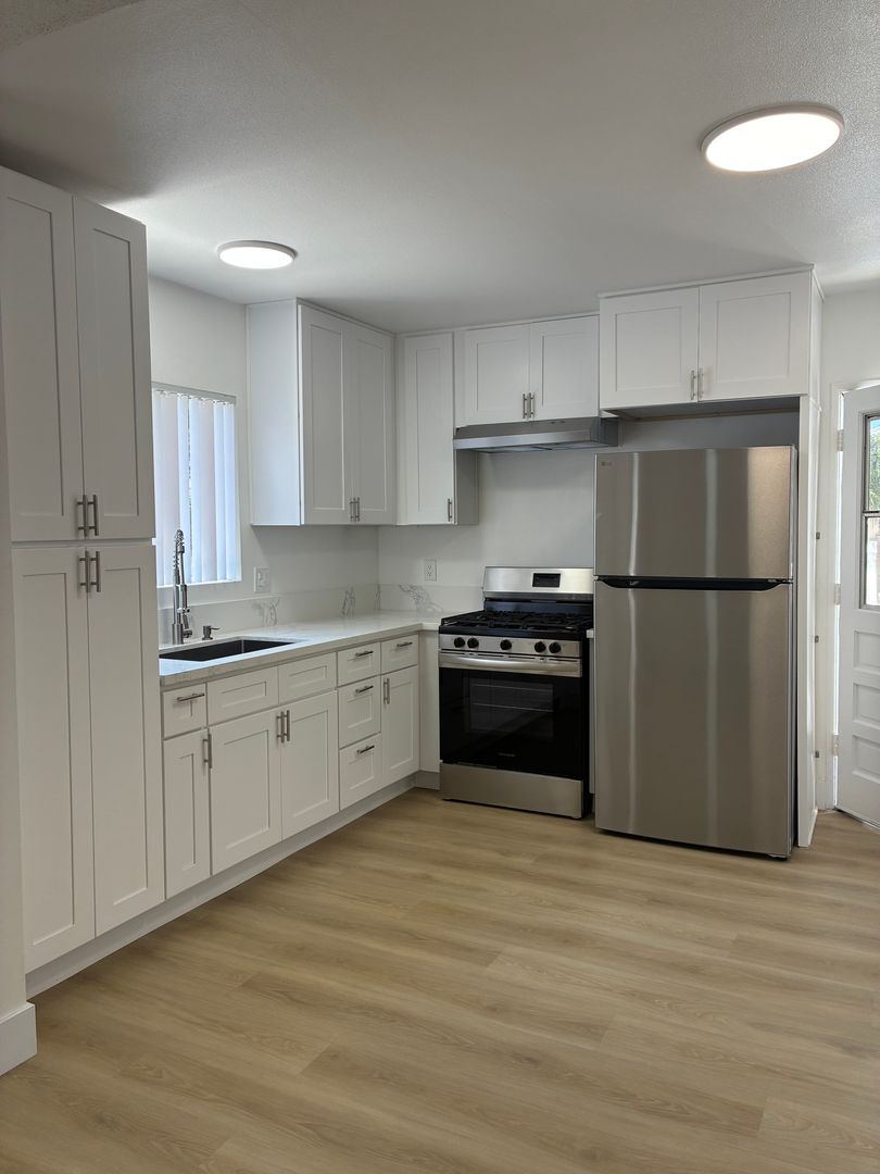 Orange Apartment: 772 N Mallard St