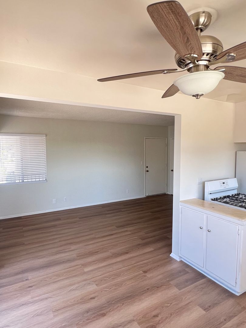 Playa Del Rey Apartment: 7832 W Manchester Ave