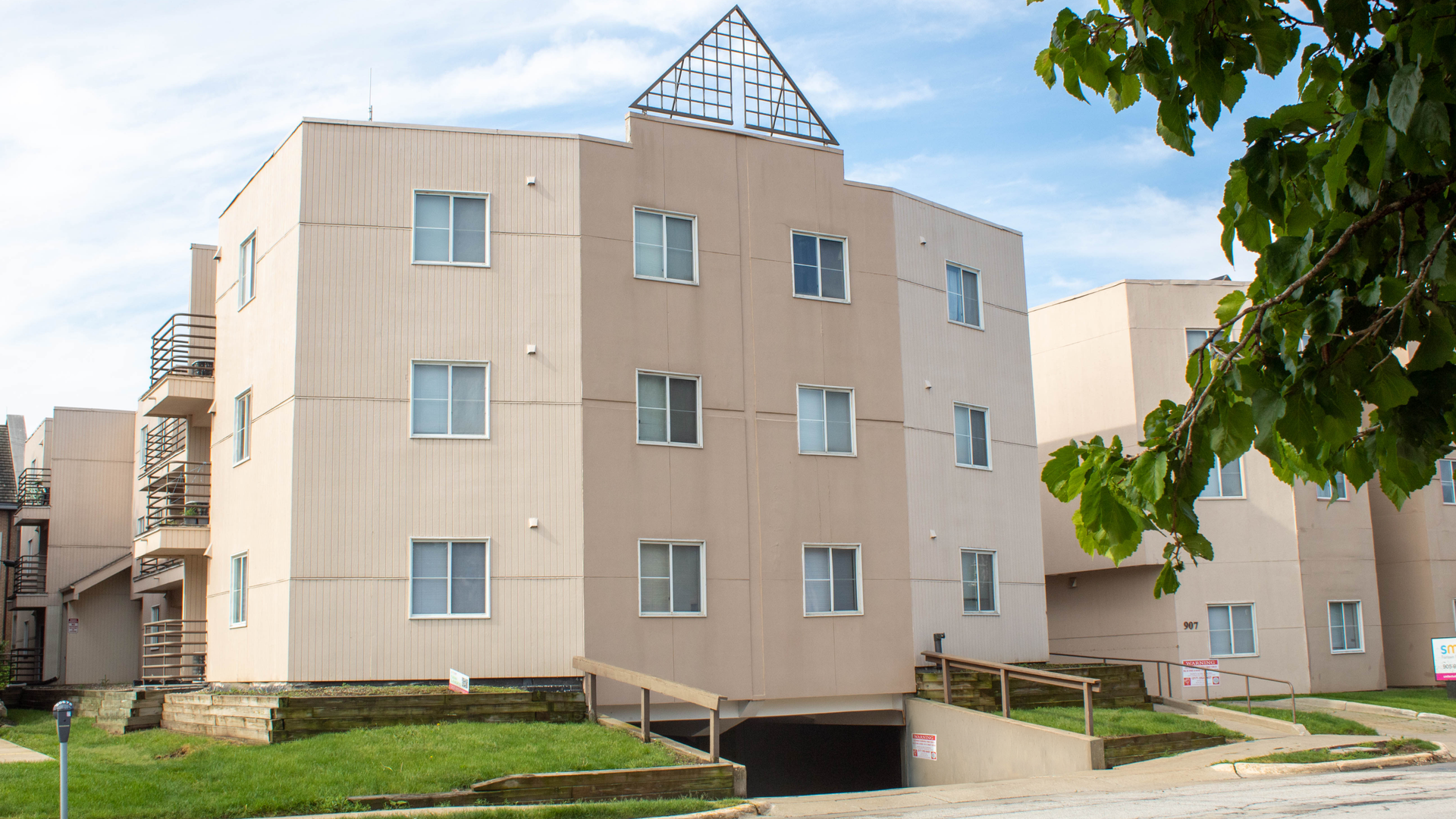 Urbana Apartment: 905 W Oregon
