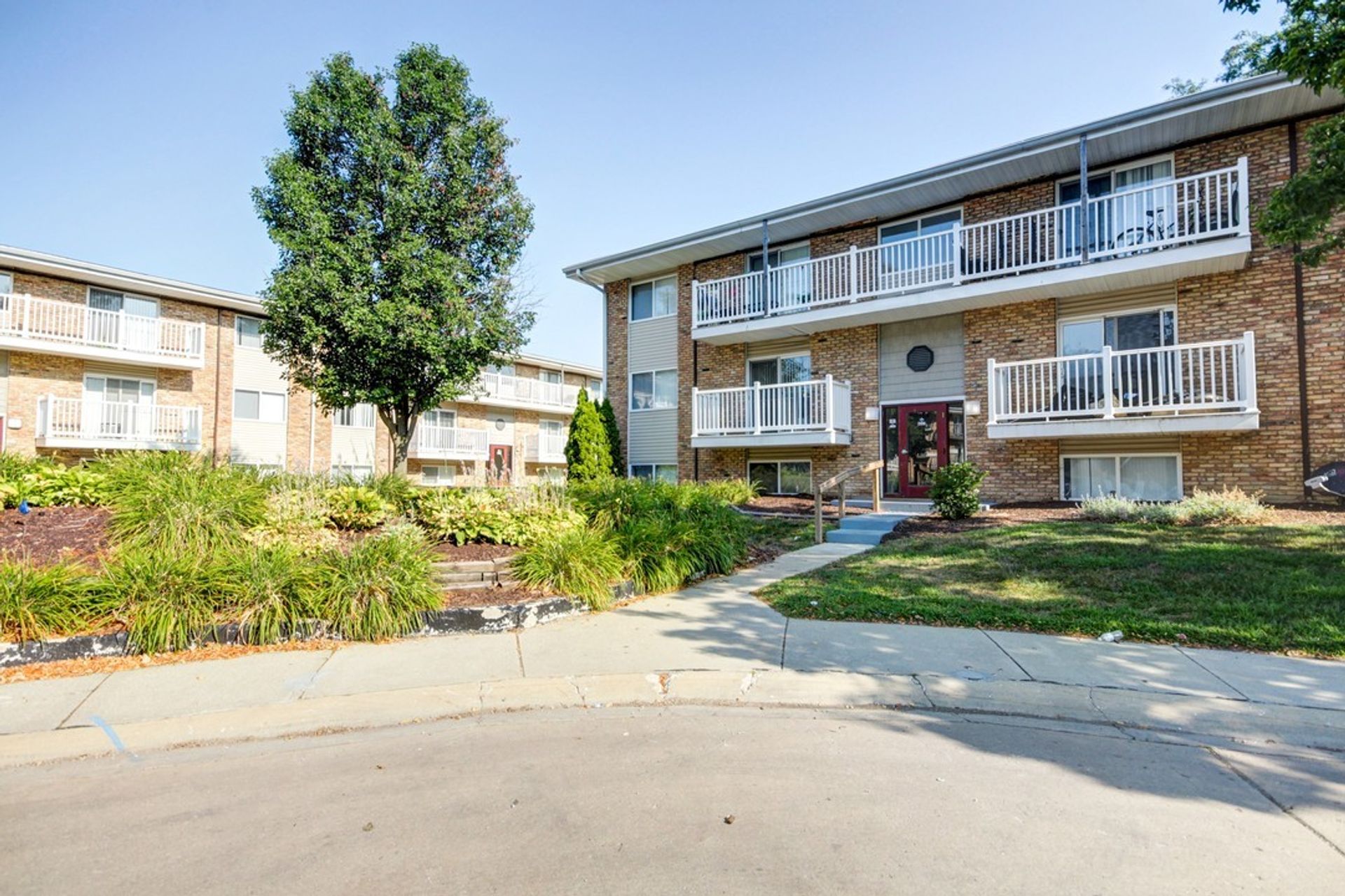 Champaign Apartment: 1515 W. Kirby Ave.