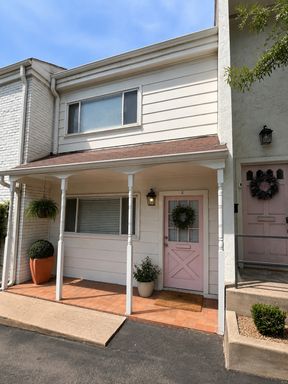 2Bed/1Bath Townhouse in Tarrytown w/ Yard – photo 1