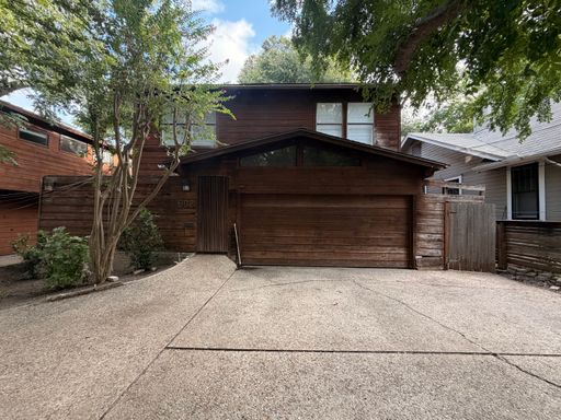 6/3 House - North Campus - Large Fenced In Backyard – photo 1