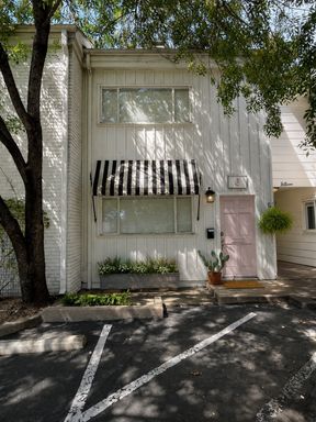 2bed/1bath Townhouse – photo 1