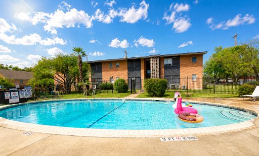 2bed/1bath Close to Campus w/ Pool – photo 1