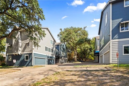6bed/3bath with garage in North Campus – photo 1