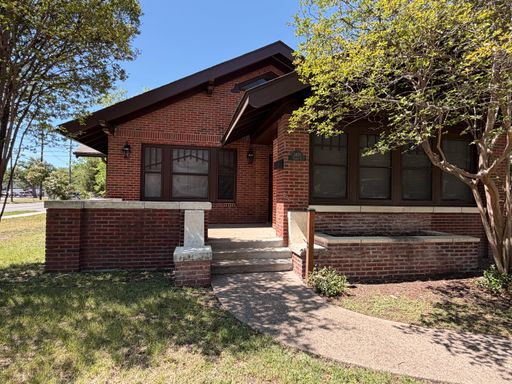 Hyde Park - Corner Lot House w/ yard and basement – photo 1