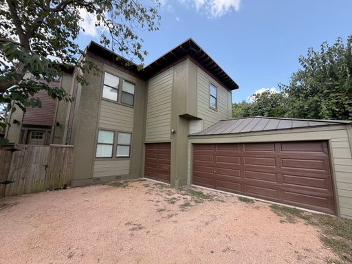 3bed/3.5 bath in North Campus w/ 3 Car Garage and yard – photo 1