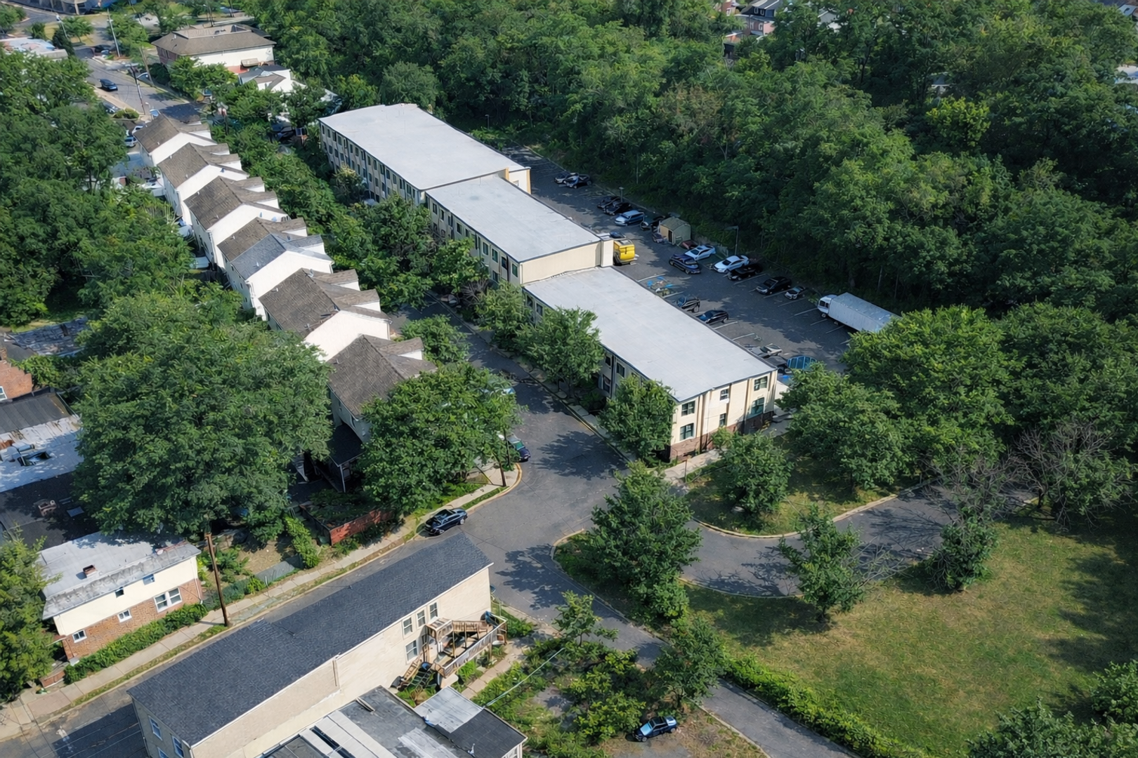 Trenton Apartment: 600 Artisan St