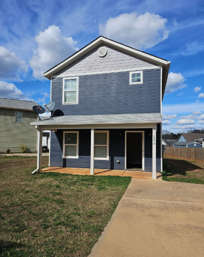 Nicely renovated 3 bedroom, 2.5 bath ranch in Zebulon!  