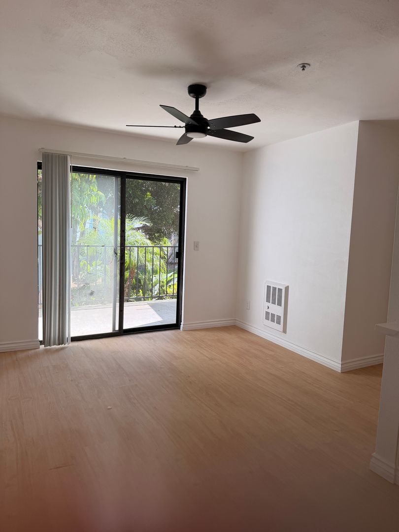 Oceanside Apartment: 960 Vine St.