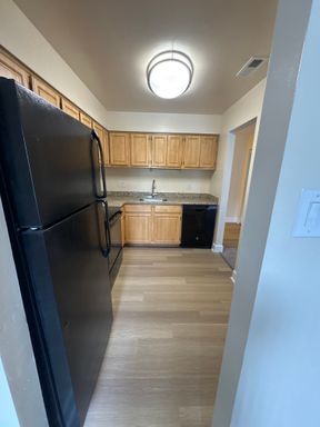 Beautiful 2nd level apt w pool view. – photo 1