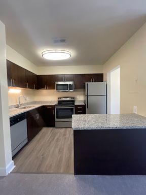 Beautiful second floor apartment with stainless steel appliances & breakfast bar! – photo 1