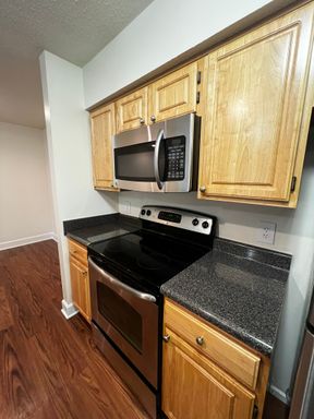 Top Floor Apartment with Stainless Steel Kitchen Appliances and Vaulted Living Room Ceilings – photo 1