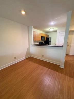 Top Floor Apartment, Archstone Estate, with Vaulted Living Room Ceilings, and Full Sized Washer & Dryer – photo 1