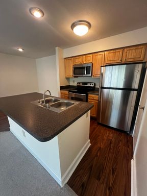 ✨SEPTEMBER MOVE-IN SPECIAL✨ Second Floor Apartment, Stainless Steel Appliances, Floor In Dining, Fireplace, Washer and Dryer – photo 1